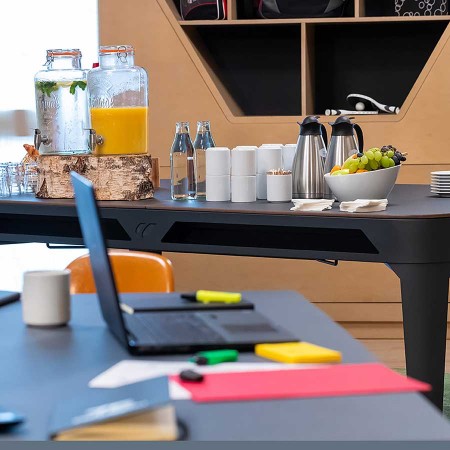 Biljard Hyphen črne barve z light grey podlogo